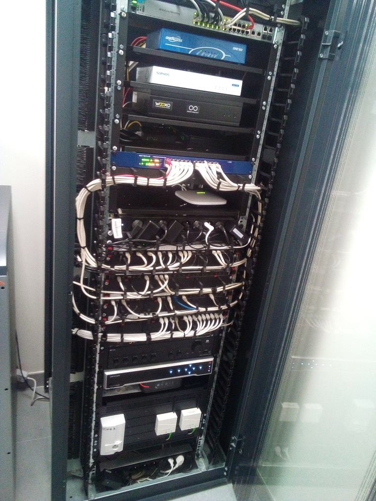 Armoire réseau avec routeur, pare-feu, switch, panneaux de brassage peignés et enregistreur vidéo Hikvision