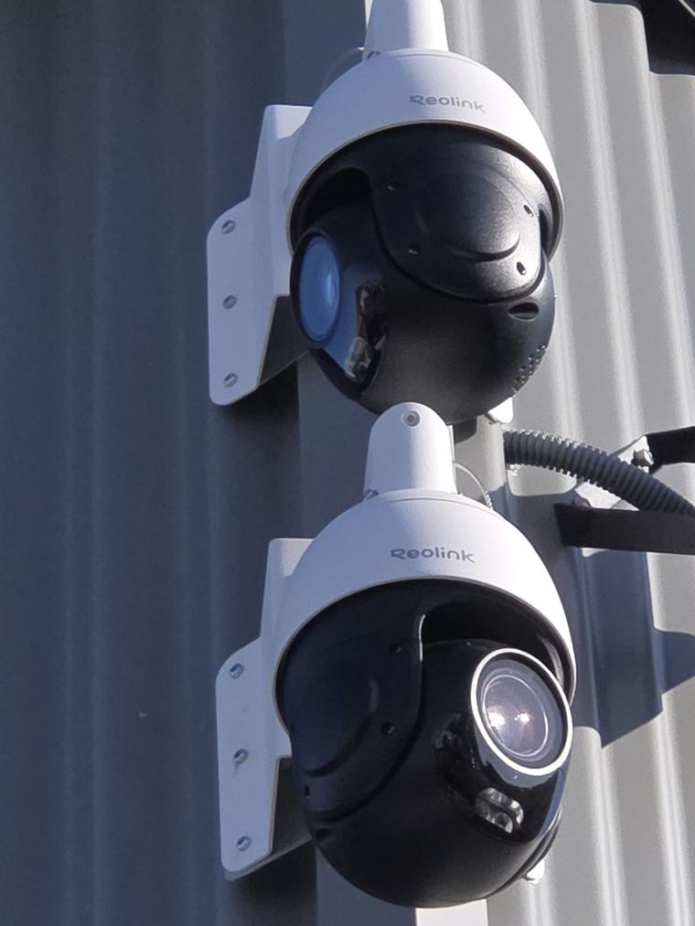 Deux caméras dôme PTZ installées par LRP INFO sur le bardage d'un entrepôt près de Nancy